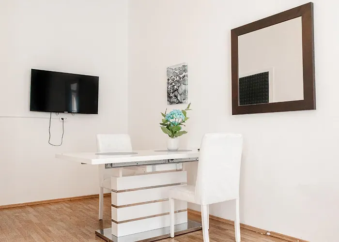 Cozy 3br With Living Near Belvedere Palace *