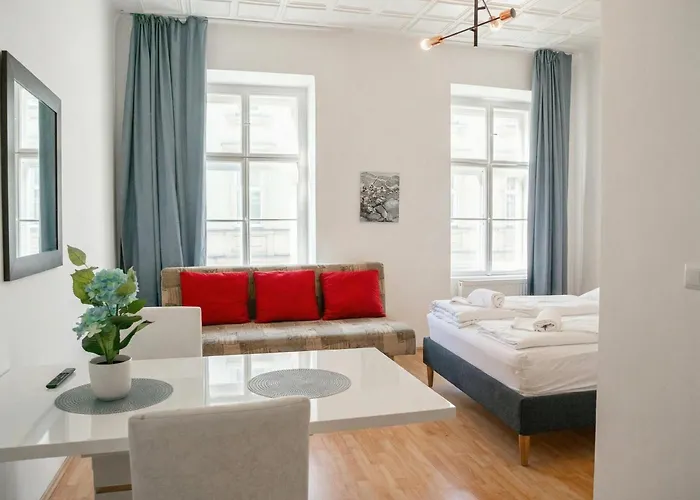 Cozy 3br With Living Near Belvedere Palace דירה