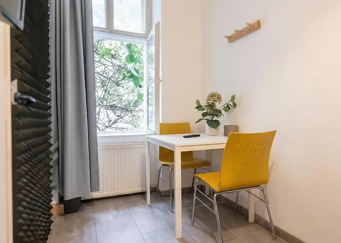 Cozy 3br With Living Near Belvedere Palace