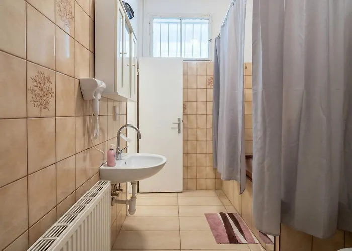 Cozy 3br With Living Near Belvedere Palace דירה