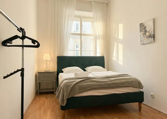 Cozy 3br With Living Near Belvedere Palace *