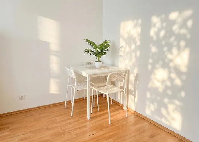 Cozy 3br With Living Near Belvedere Palace
